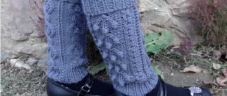 Leg warmers with cable pattern and seam