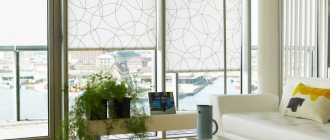 Панорамные окна гостиной с рулонными шторами из легкой ткани