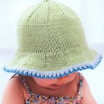Зеленая шляпа спицами для девочки